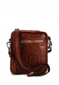 Borsa a tracolla in pelle marrone con tasca frontale con cerniera e tracolla regolabile. Texture leggermente invecchiata con dettagli in ottone.