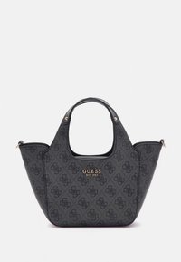 Schwarze Handtasche aus strukturiertem Material mit einzigartiger Form, zwei kurzen Griffen, goldfarbenen Logo-Akzenten und einem sich wiederholenden Muster.