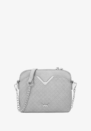 Graue, gesteppte Handtasche mit Reißverschluss oben, silberner Beschläge und einer Kettenriemen. Verfügt über eine strukturierte Oberfläche und einen V-förmigen Akzent.