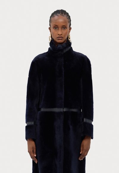 Emporio Armani Klasisks mētelis - peacoat
