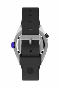 Timexi kell musta silikoonist rihmaga, hõbedasest roostevabast terasest korpusega, sinise krooniga aksessuaartükiga ja rihmal matt tekstuur.