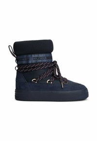 Stivale invernale blu navy realizzato in tessuto e camoscio, con un risvolto lavorato a maglia, lacci decorati e dettagli in hardware dorato. Suola in gomma leggera.