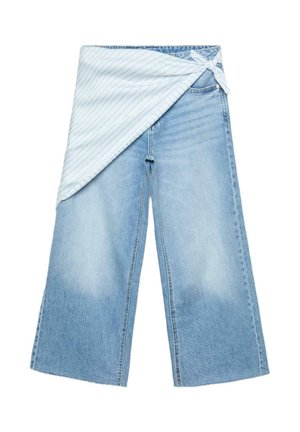Hellblaue Jeans mit weitem Bein und einem weißen, blau gestreiften Stoffband, das auf der rechten Seite an der Taille gebunden ist.