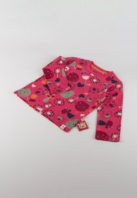 Langarmshirt für Kinder aus pinkem Baumwollstoff, mit einem verspielten Muster aus Bären, Blumen und Herzen. Das Etikett zeigt eine Bärengrafik.