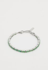 Bracelet en argent présentant des pierres précieuses vertes rectangulaires alternées et des maillons en métal, avec un fermoir en acier inoxydable et une chaîne de fermeture ajustable.