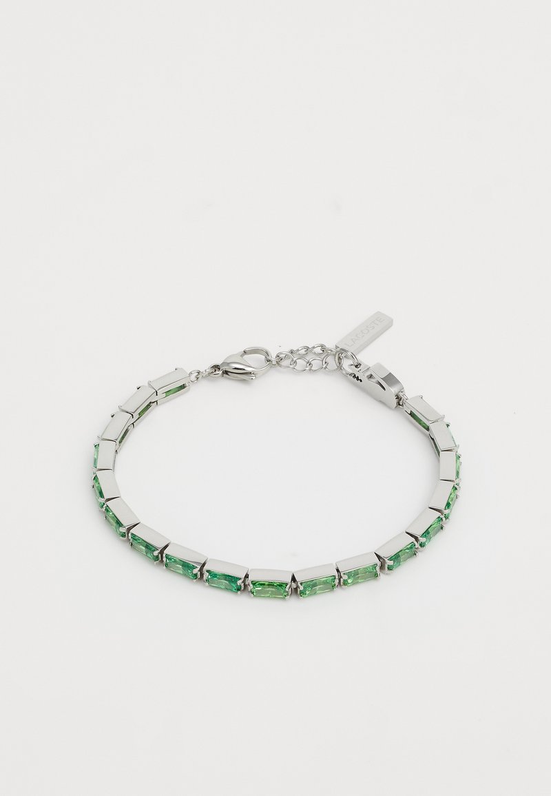 Bracelet en argent présentant des pierres précieuses vertes rectangulaires alternées et des maillons en métal, avec un fermoir en acier inoxydable et une chaîne de fermeture ajustable.