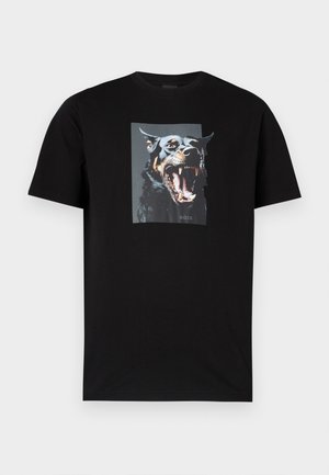 Schwarzes Baumwoll-T-Shirt mit einem großen Grafikaufdruck eines bellenden Hundes auf der Vorderseite. Rundhalsausschnitt, kurze Ärmel.