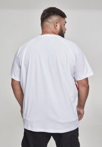 Urban Classics RAGLAN SIDE STRIPE TEE - Apdrukāts T-krekls - white/firered/green