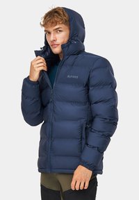 Granatowa kurtka puchowa z kapturem, z zamkiem z przodu i elastycznymi mankietami. Materiał jest gładki, z prostokątnym pikowaniem i detalem logo.