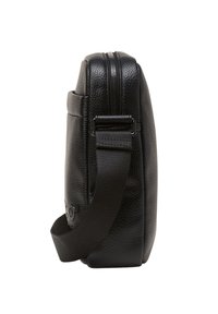 Borsa nera in pelle con superficie texturizzata, forma rettangolare, chiusura con zip superiore e tracolla regolabile. Presenta un dettaglio del logo sul lato.