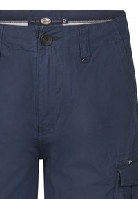Námořnické modré cargo šortky z lehkého materiálu, s knoflíkovým zapínáním, bočními kapsami a vyšitým logem na pravé kapse.