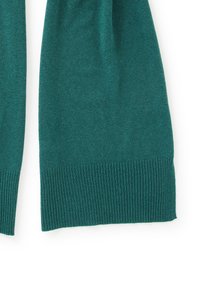 Bufanda de punto en color verde azulado con extremos acanalados. Textura suave, forma rectangular, con costuras uniformes y color consistente en toda la superficie.