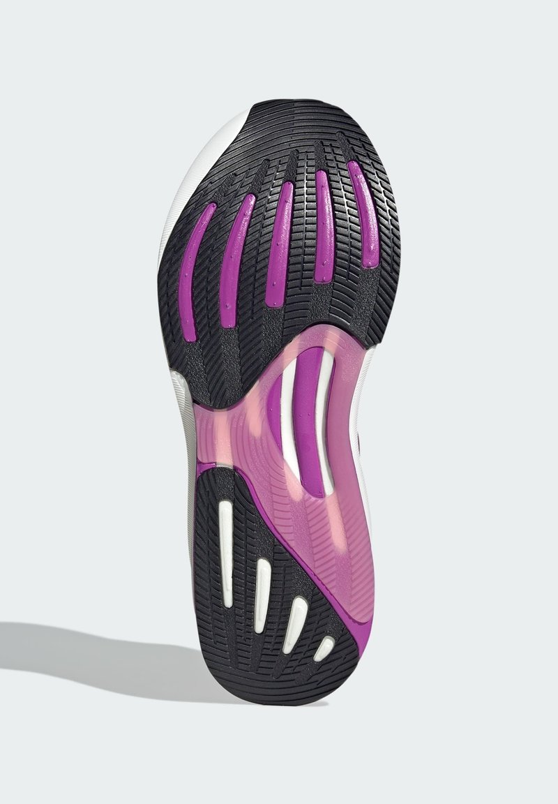 Semelle en caoutchouc noir avec des motifs de traction texturés, présentant des accents violets et blancs et une section intermédiaire translucide rose.