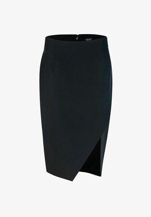 Gonna a tubino nera aderente con design avvolgente diagonale, tessuto liscio, chiusura con zip posteriore e taglio all'altezza del ginocchio.