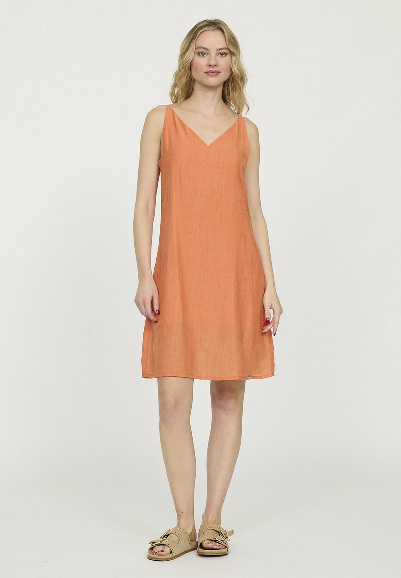 Robe orange sans manches avec un décolleté en V, fabriquée en tissu léger. Forme simple en A, longueur genou avec une texture subtile.