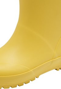Žlutá gumová bota s hladkým povrchem, zaoblenou špičkou a drážkovanou podrážkou pro lepší přilnavost, s bezšvovým designem a lesklým povrchem.