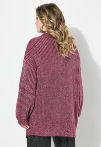 Överdimensionerad stickad tröja i djupt björnbärsfärg med ett strukturerat mönster, ribbade ärmslut och nederkant. Lös passform som sträcker sig till mitten av låret.