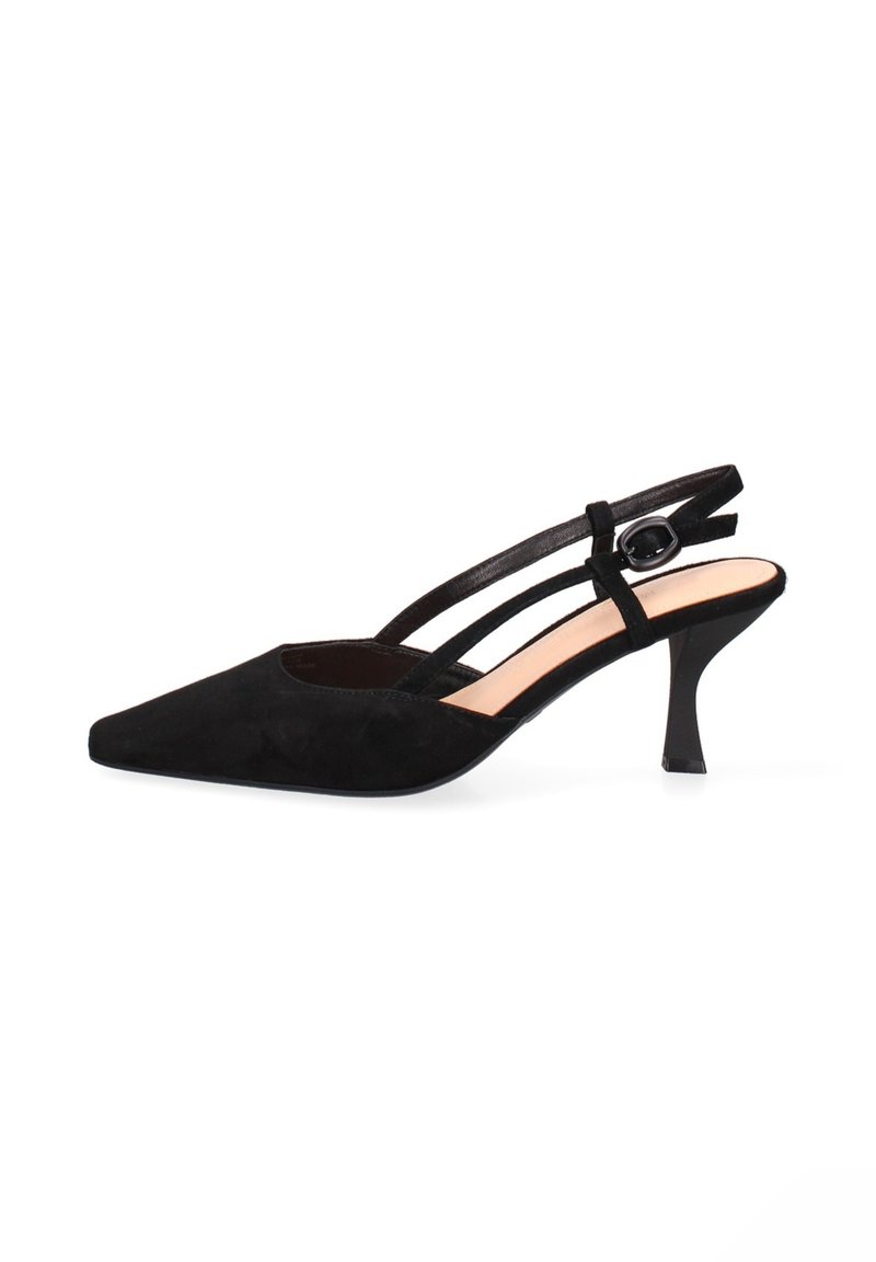 Zwarte suede puntige slingback pump met dunne bandjes en een middellange uitlopende hak op een witte achtergrond.