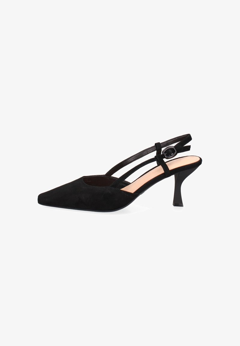 Pompa slingback nera in suede con punta affilata, dotata di sottili cinturini e tacco flared di altezza media su uno sfondo bianco.