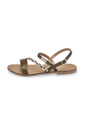 Sandal in pelle verde con accenti intrecciati bianchi, cinturino alla caviglia regolabile, suola piatta e soletta imbottita. Design semplice e moderno.