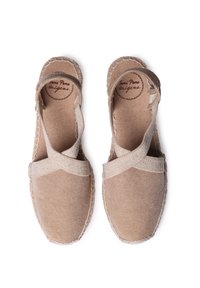 Beige espadrilles dengan atas kain bertekstur, desain tali silang, dan detail jahitan di sepanjang sol karet. Sederhana dan fungsional.