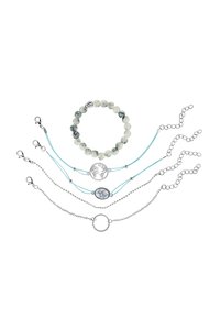 Cinque braccialetti: un braccialetto elastico con perline in pietre bianche e grigie, oltre a quattro braccialetti a catena regolabili con accenti in argento e cordini colorati.