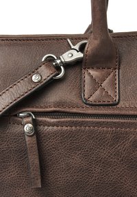 Bolso de mano de cuero marrón con un acabado texturizado, herrajes en plata, bolsillo con cremallera y detalles de costura en la correa.