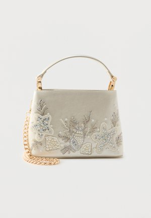 Petit sac à main crème avec chaîne en or, ornements en perles de coquillage et d'étoile de mer, et une seule poignée supérieure.