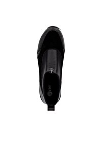 Zapato negro tipo slip-on con acabado de cuero liso y ante texturizado, que presenta un zipper central, un ligero tacón y un lazo en la parte posterior para facilitar su uso.