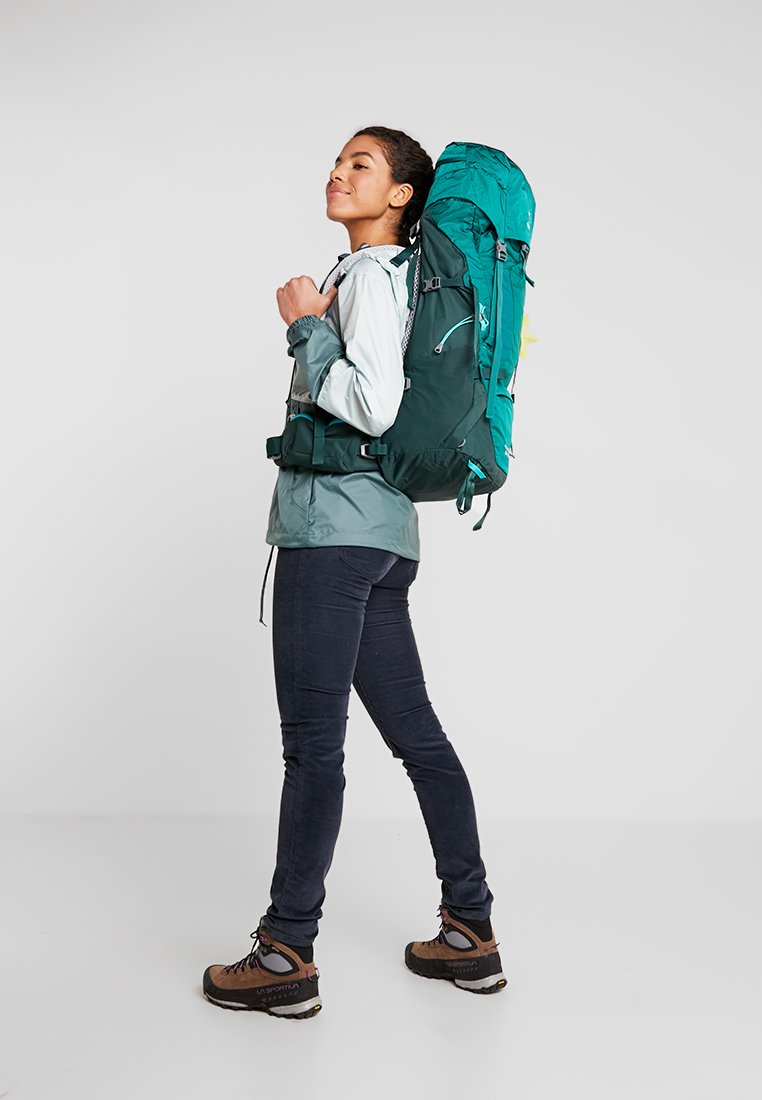 ultimate direction marathon hydration vest