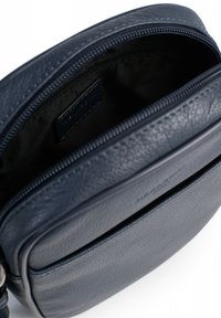 Borsa a tracolla in pelle blu navy con vano principale con zip e tasca frontale esterna; presenta una finitura testurizzata e hardware in argento.
