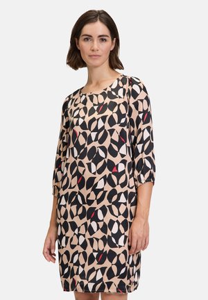 Bedrucktes Kleid mit einem beigen Hintergrund und schwarzen, weißen und roten blattähnlichen Mustern; 3/4-Ärmel; runder Halsausschnitt; lockere Passform.