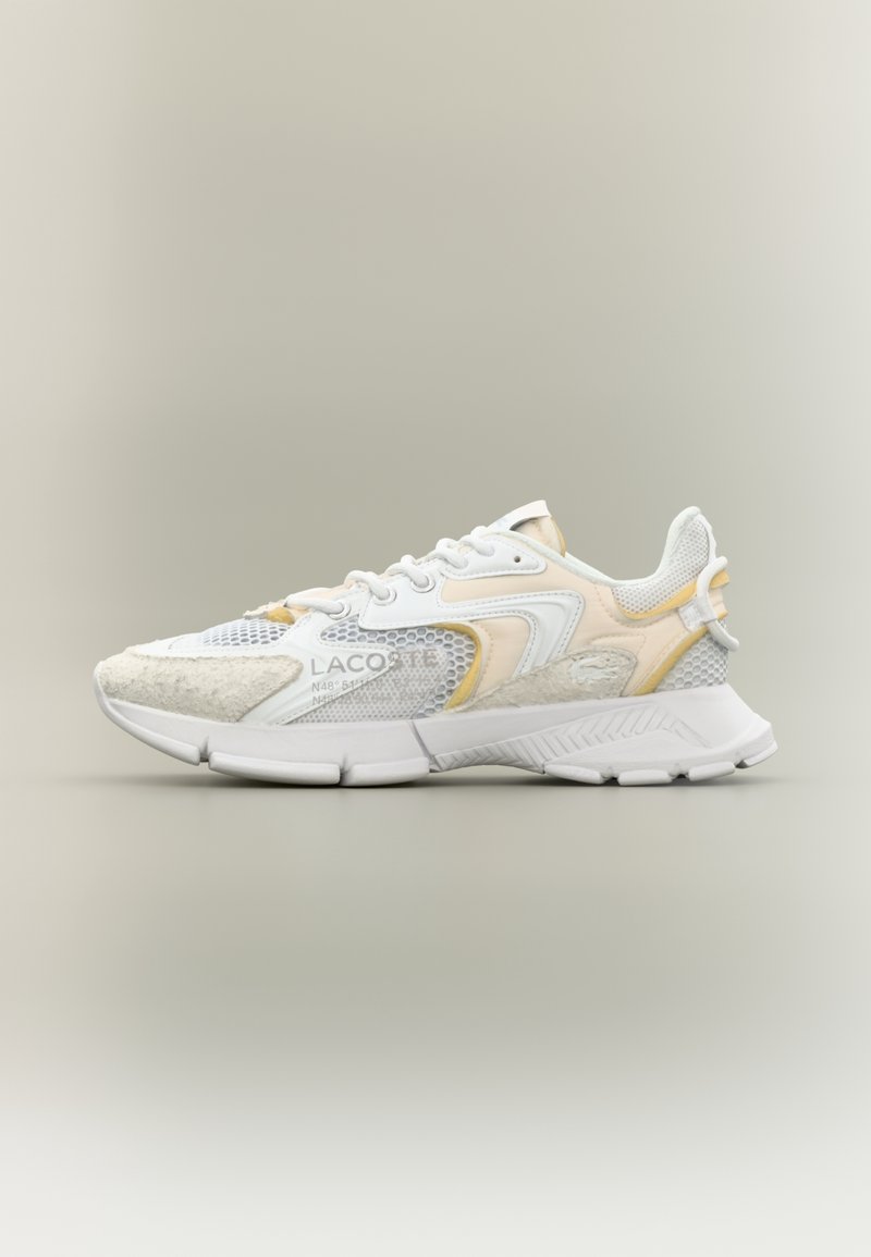 Baskets Lacoste avec une tige en mesh blanc, des accents jaunes et gris, des détails texturés et une semelle en caoutchouc au design contrastant.