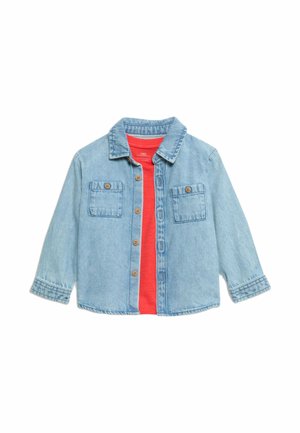 Helles blaues Jeansjacke mit langen Ärmeln, Knopfleiste, zwei Brusttaschen und braunen Knöpfen. Über einem roten Hemd getragen.