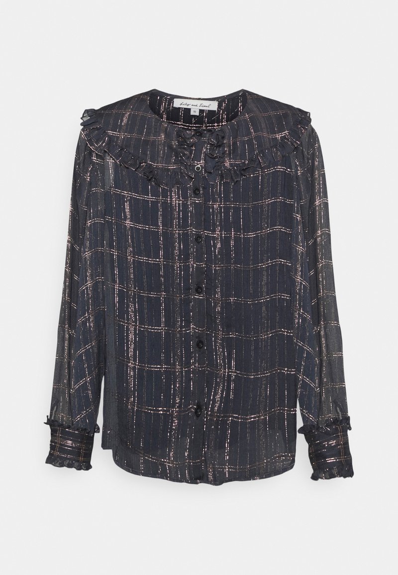 Blusa de manga longa azul-marinho com colarinho fruncido, frente com botões e padrão xadrez com detalhes metálicos. Tecido transparente, punhos franzidos.