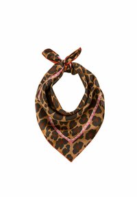 Een zijden sjaal met luipaardprint, heeft een bruine basis, zwarte en rode vlekken, en roze geometrische accenten langs de randen. Knoop aan de bovenkant.