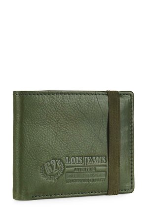 Cartera de cuero verde con una superficie texturizada, logo en relieve y cierre con banda elástica. Presenta costuras en los bordes y un diseño compacto.