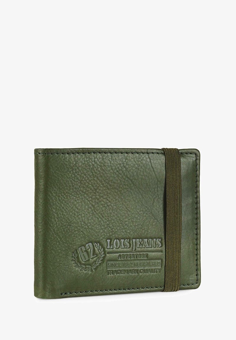Cartera de cuero verde con una superficie texturizada, logo en relieve y cierre con banda elástica. Presenta costuras en los bordes y un diseño compacto.