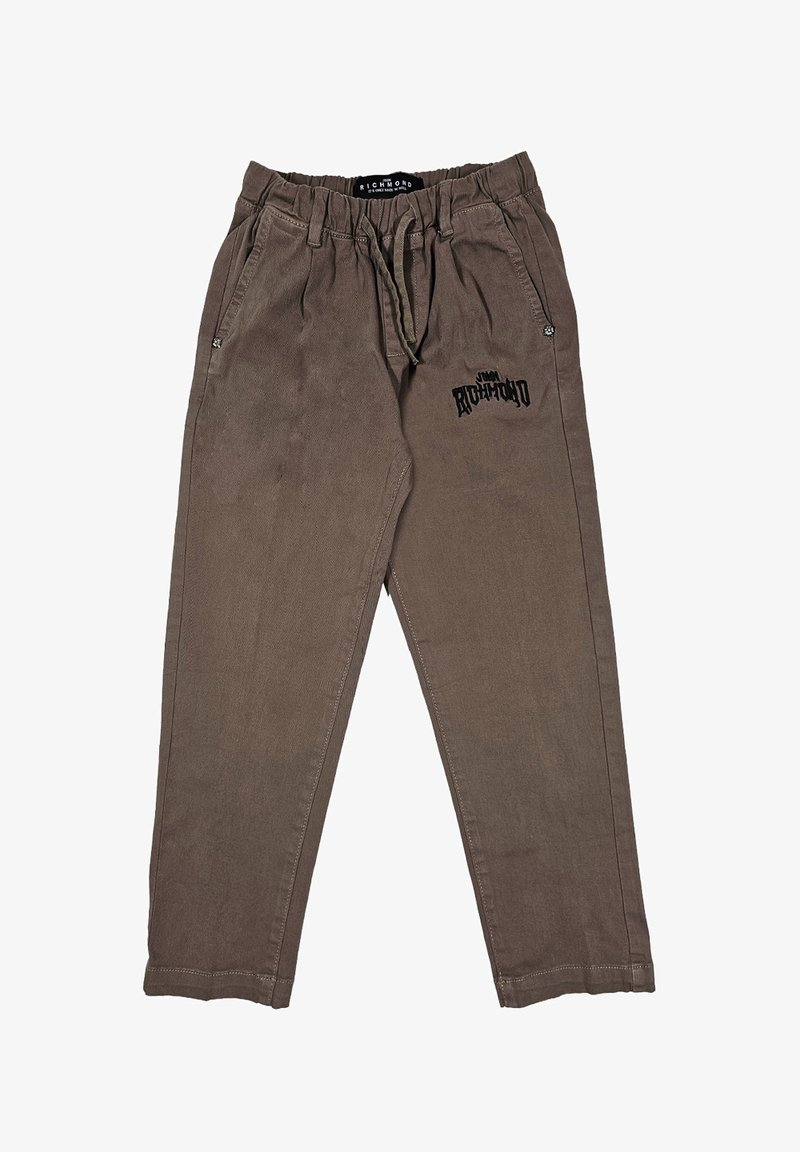 Pantaloni cargo in cotone marrone con cintura elastica, cordoncino, tasche laterali e logo stampato sulla coscia. Texture morbida e gamba affusolata.