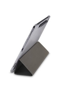 Tablet mit klarem Schutzgehäuse, aufrecht in einem gefalteten, dunkelgrauen, dreieckigen Ständer vor einem weißen Hintergrund.