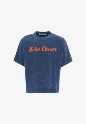 Granatowy t-shirt z krótkim rękawem z pomarańczowym napisem "Bobo Choses" na przodzie, z żebrowanym, okrągłym dekoltem.