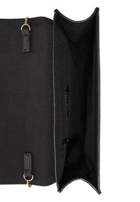 Pochette noire avec un extérieur lisse et des accessoires en or. Dispose d'un intérieur ouvert et d'une poche zippée pour l'organisation.