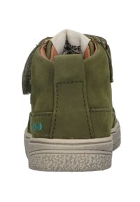 Groene suède enkelboots met een gestructureerde rubberen zool, een gewatteerde kraag en contrasterende tan voering. Voorzien van een band en logo-accenten.