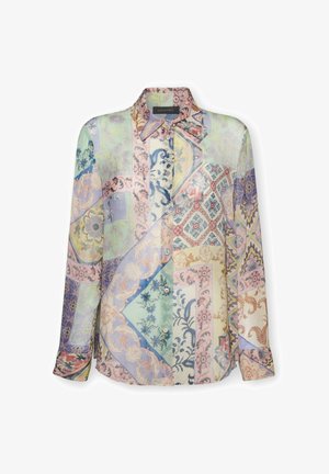 Camisa de manga larga con botones, con patrones de patchwork en tonos pastel de flores y formas geométricas en rosa, azul, verde y amarillo.