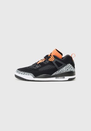Schwarzer und oranger Mid-Top-Sneaker mit gemusterten grauen und weißen Akzenten, Mesh-Seitenpanel und sichtbarer Luftdämpfung in der Sohle.