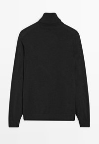 Maglione collo alto nero realizzato in un tessuto morbido, con collo alto, maniche lunghe e dettagli a coste al colletto e all'orlo.