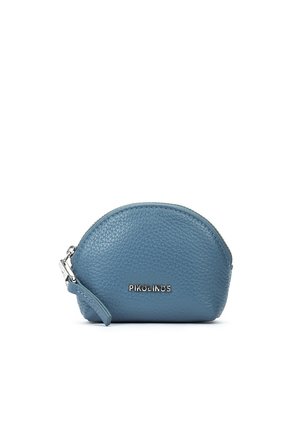 Petite pochette zippée en cuir bleu texturé avec une lanière pour poignet, portant la marque "Pikolinos" en lettres métalliques argentées sur le devant.