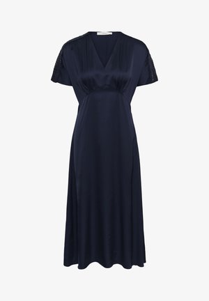 Tengerészkék szatén midi ruha V-nyakkivágással, rövid csipkés ujjakkal és a mell alatt gyűjtött részletekkel.
