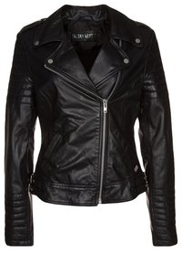 Černá kožená motorkářská bunda se stříbrným zipem, diagonálním zapínáním vpředu, prošívanou texturou na ramenou a bočními kapsami. Obsahuje kovové detaily.