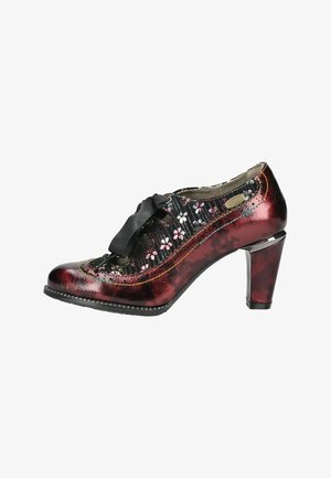Scarpa da donna con tacco alto in pelle lucida color bordeaux, tessuto floreale nero, laccio in nastro nero e etichetta di marca metallica sul lato.